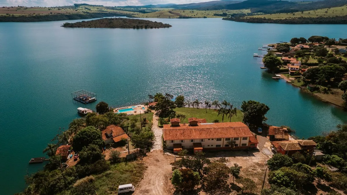 Vista panorâmica da Pousada Solar Dona Dora e do Lago de Furnas
