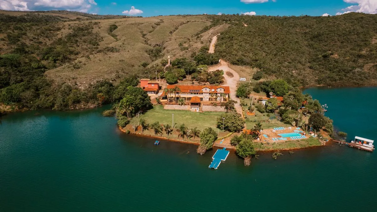 Vista aérea da Pousada Solar Dona Dora na península do Lago de Furnas