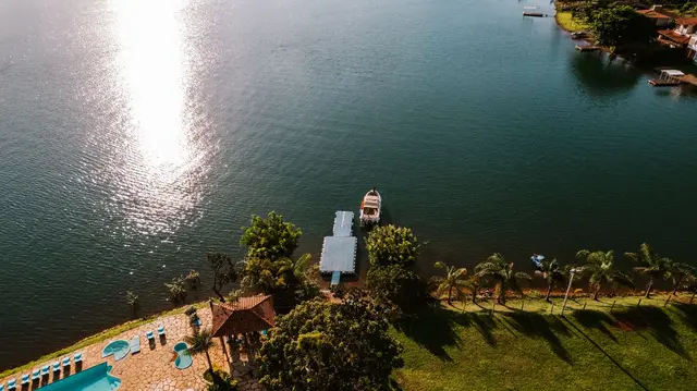 Vista aérea do deck e piscina da Pousada Solar Dona Dora às margens do Lago de Furnas