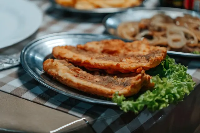 Peixe frito empanado com alface servido no restaurante da Pousada Solar Dona Dora