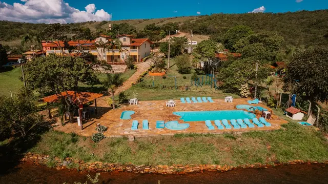 Vista aérea da área de piscina, parquinho e campo da Pousada Solar Dona Dora