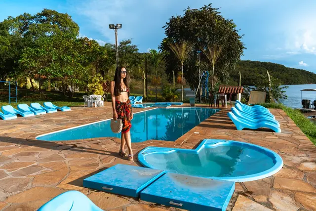 Borda da piscina com prainha infantil e vista do Lago de Furnas na Pousada Solar Dona Dora