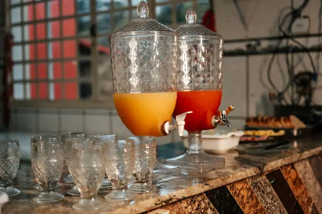 Sucos naturais de laranja e frutas vermelhas servidos no café da manhã